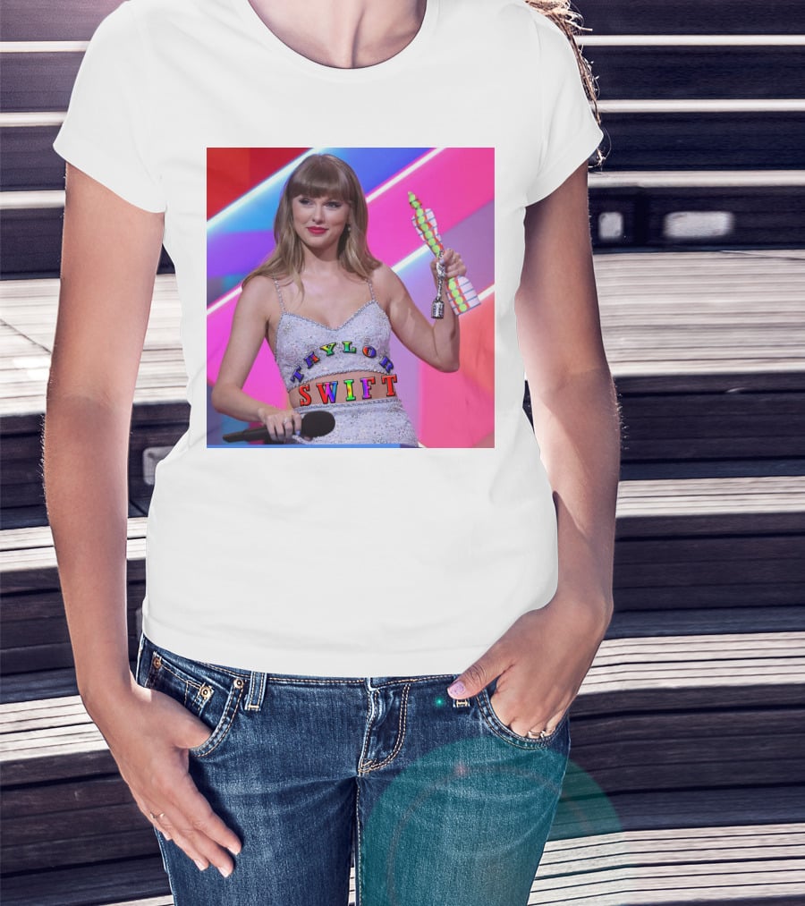 TAYLOR SWIFT BRIT AWARDS WINNING MOMENT T-Shirt