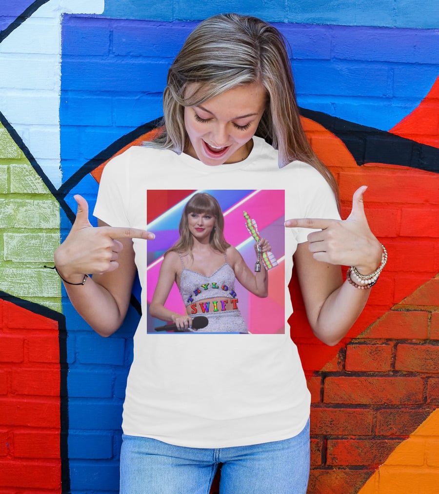 TAYLOR SWIFT BRIT AWARDS WINNING MOMENT T-Shirt