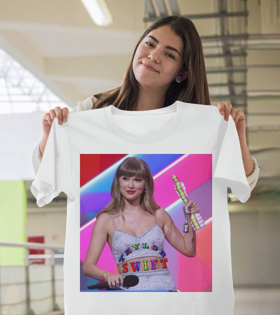 TAYLOR SWIFT BRIT AWARDS WINNING MOMENT T-Shirt
