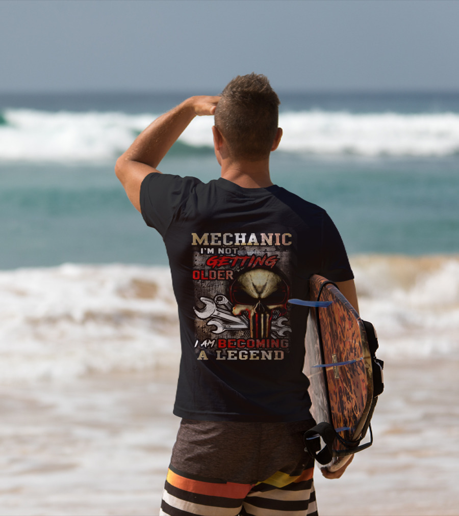 MECHANIC I'M NOT GETTING OLDER I AM BECOMING A LEGEND T-Shirt