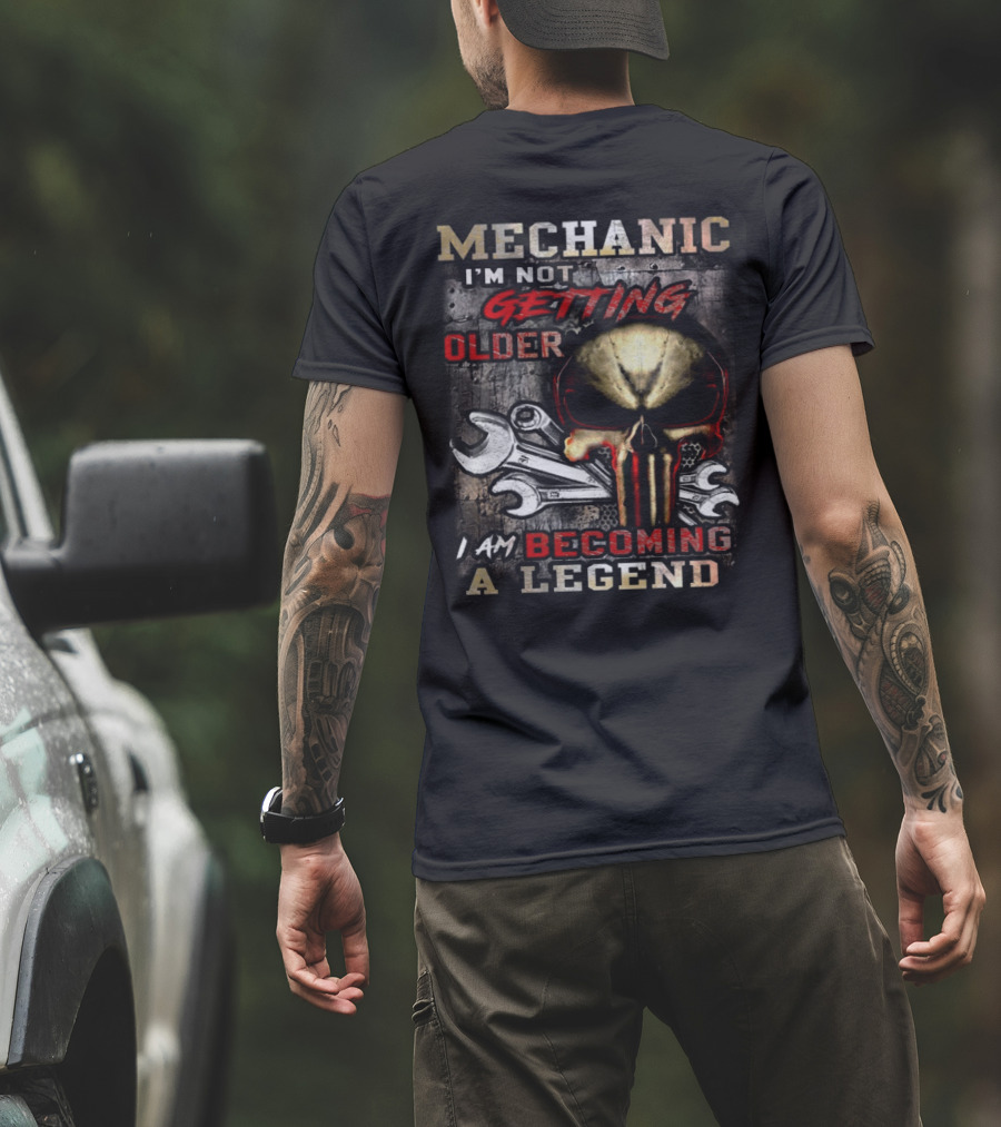 MECHANIC I'M NOT GETTING OLDER I AM BECOMING A LEGEND T-Shirt