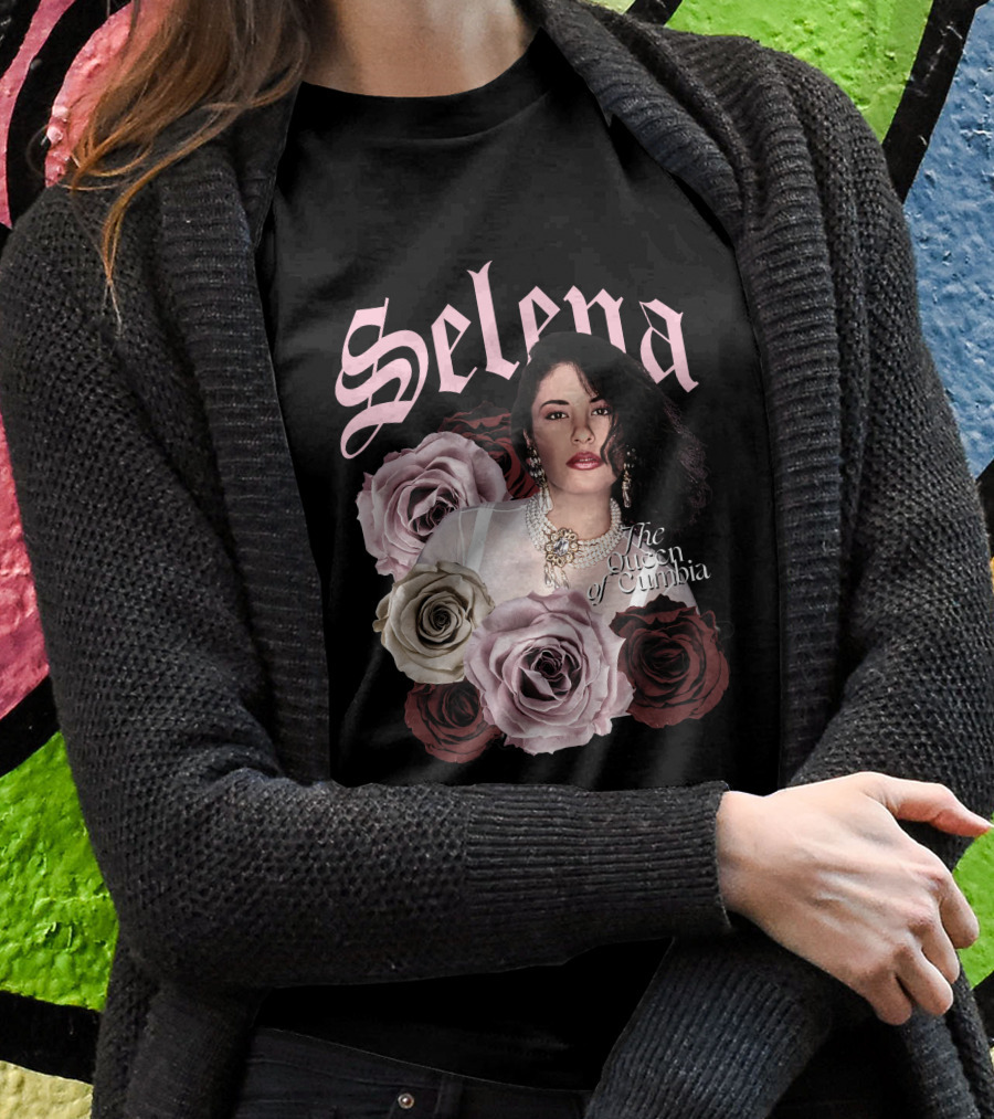 Selena The Queen Of Cumbia Surrounded By Floral Roses T-Shirt