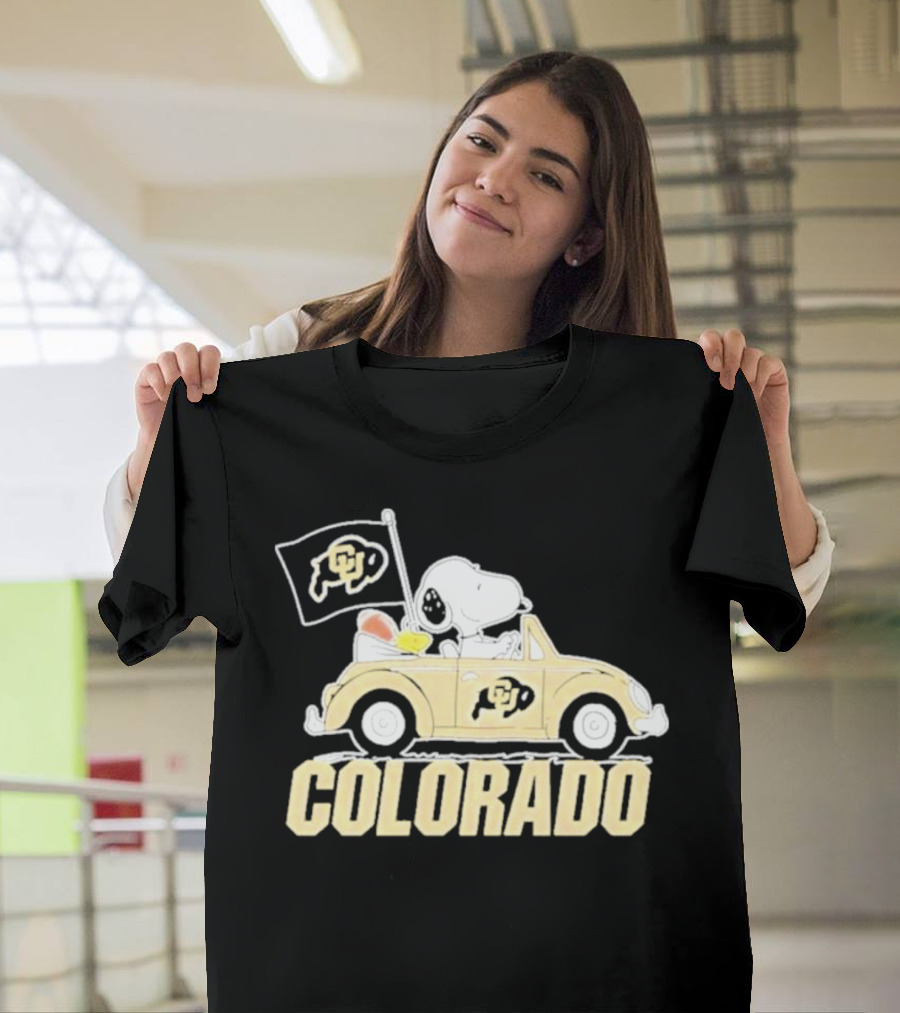 Snoopy And Woodstock Drive Colorado Buffaloes Car With Flag T-Shirt