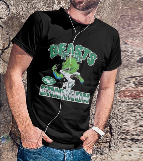 New York Jets Beasts Of The Gridiron Monster Holding Football T-Shirt