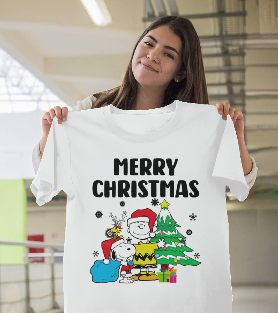 Charlie Snoopy Woodstock Merry Christmas Tree Santa Hats T-Shirt