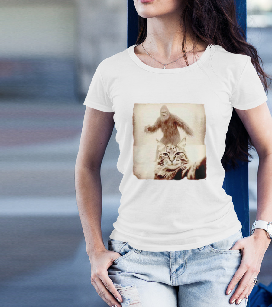 Bigfoot Photobombing Cat Selfie T-Shirt