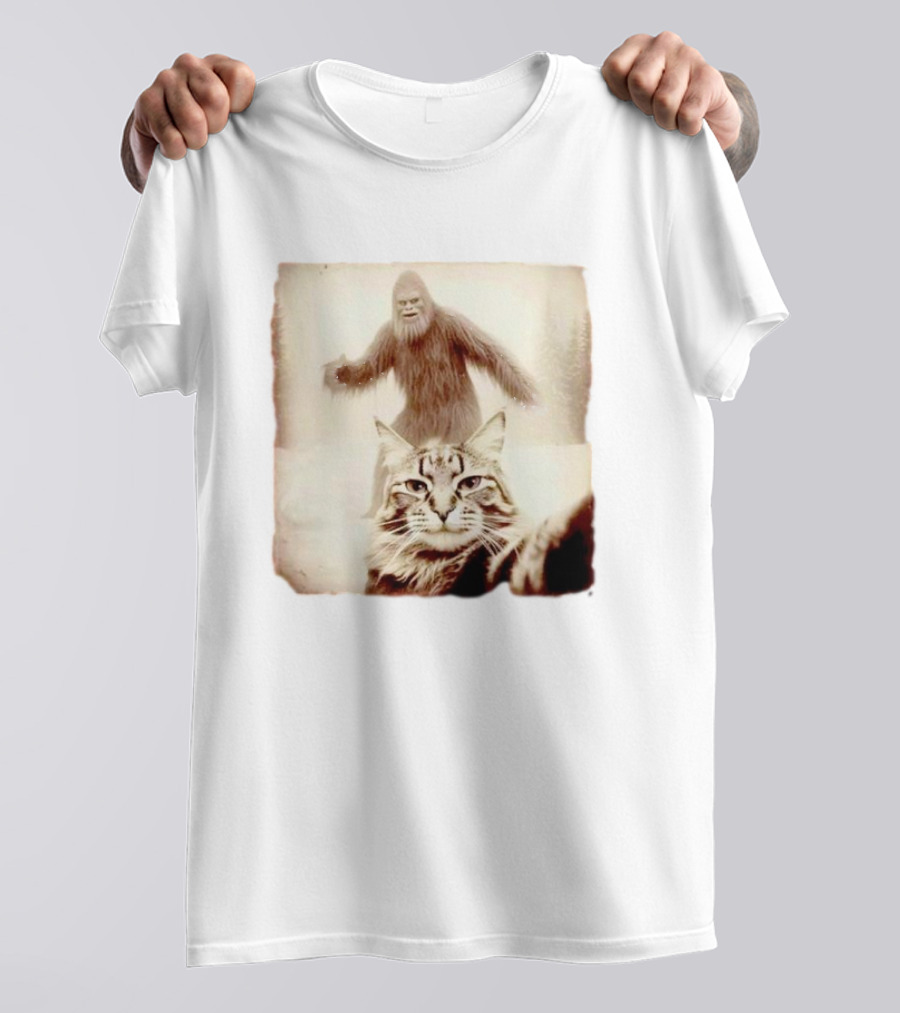 Bigfoot Photobombing Cat Selfie T-Shirt