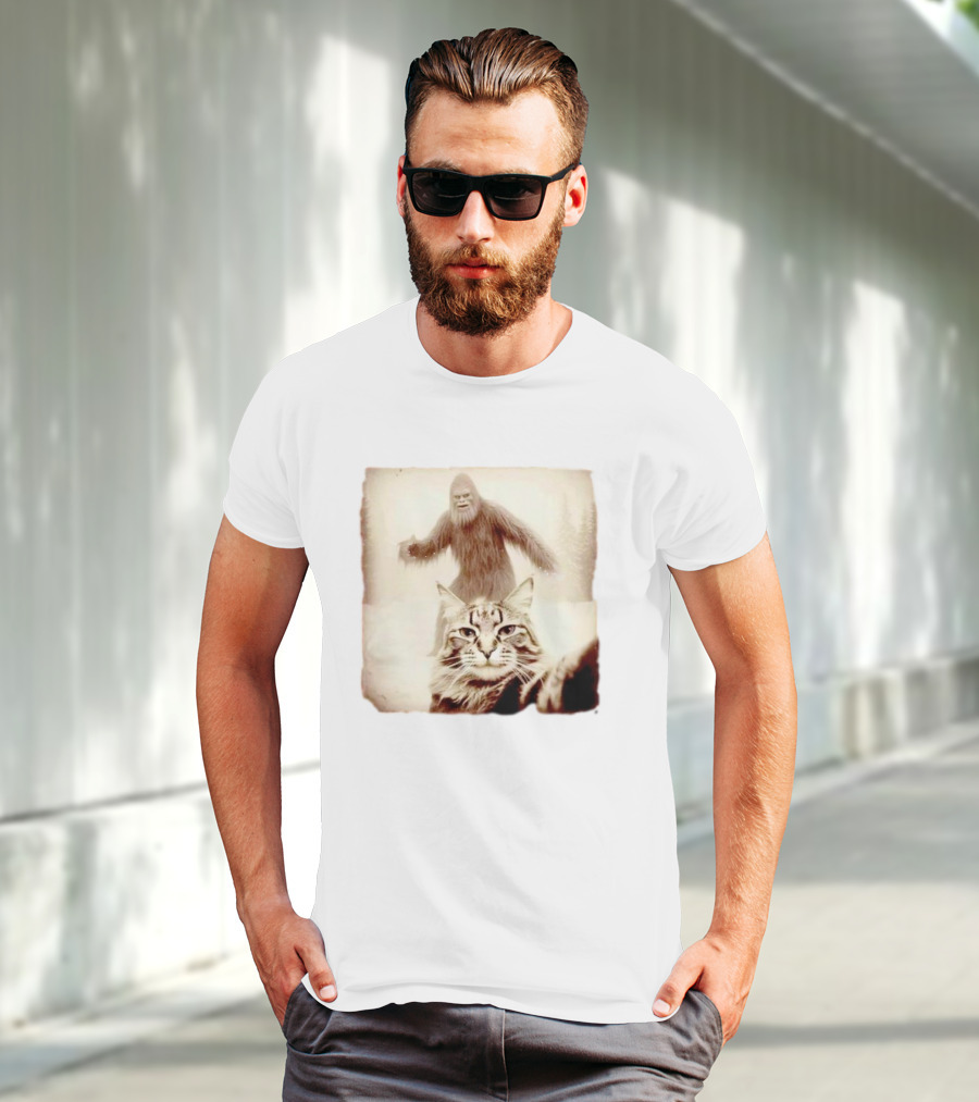 Bigfoot Photobombing Cat Selfie T-Shirt