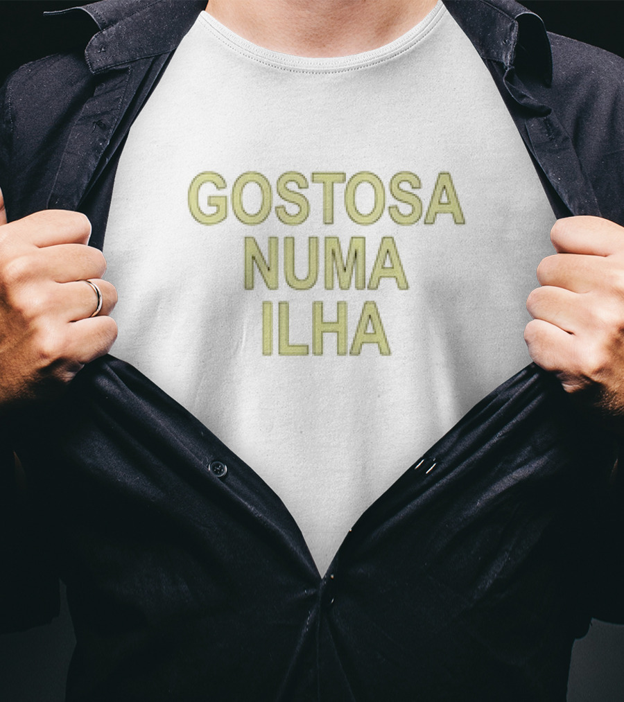 Gostosa Numa Ilha T-Shirt