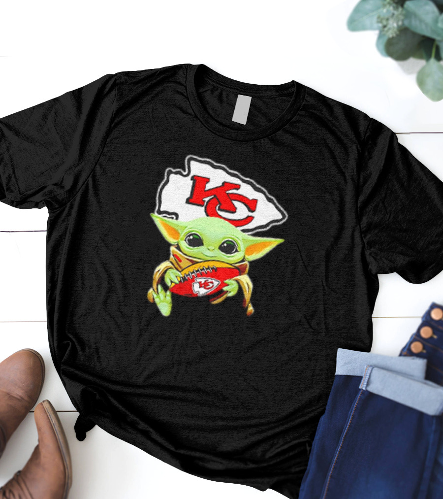 Baby Yoda Star Wars KC Chiefs Hug Football Team T-Shirt