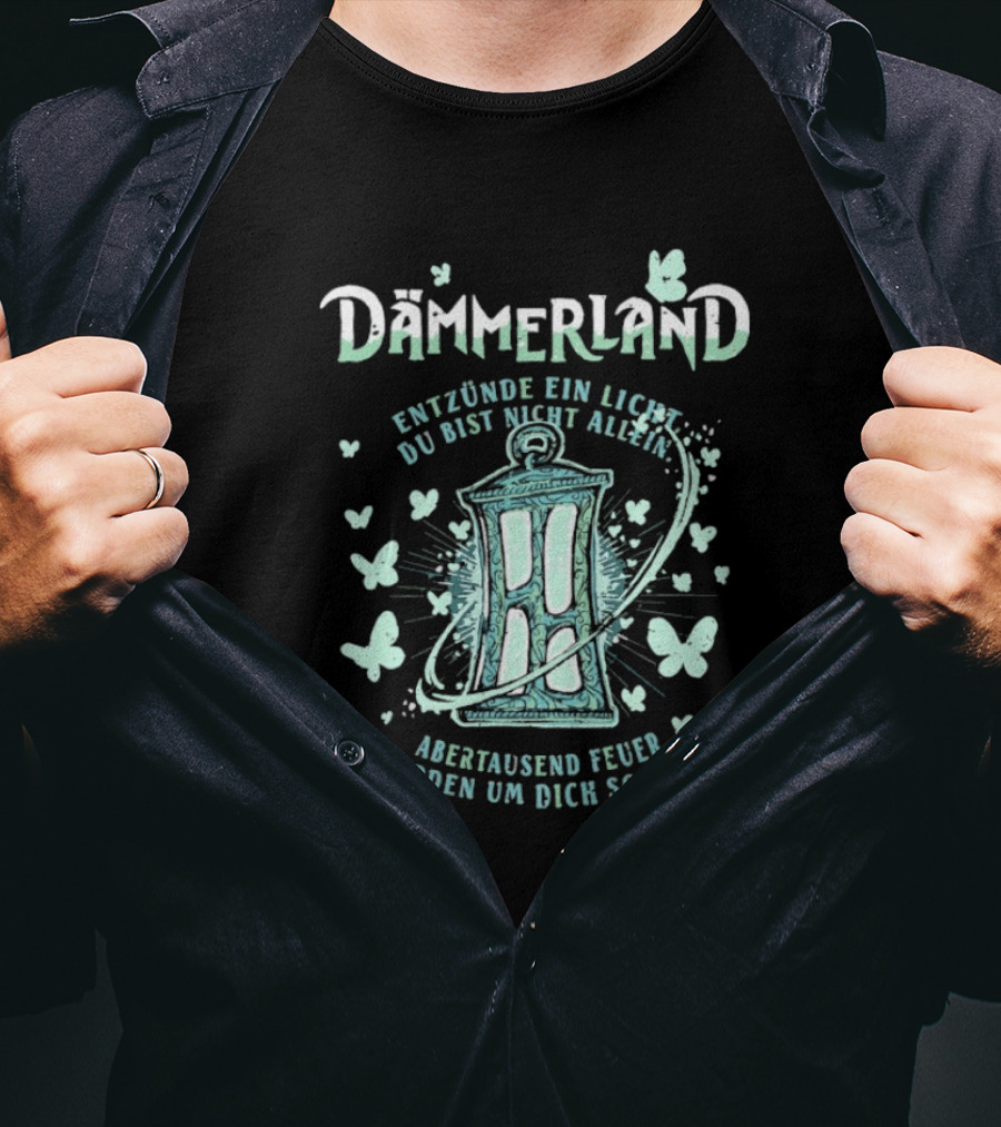 Dämmerland Entzünde Ein Licht Du Bist Nicht Allein Abertausend Feuer Werden Um Dich Scheinen Laterne Und Schmetterlinge T-Shirt