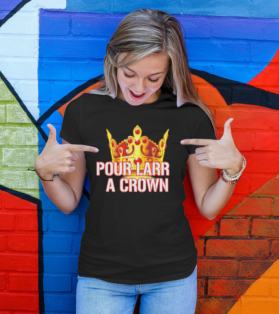 Pour Larr A Crown Atlanta Braves T-Shirt