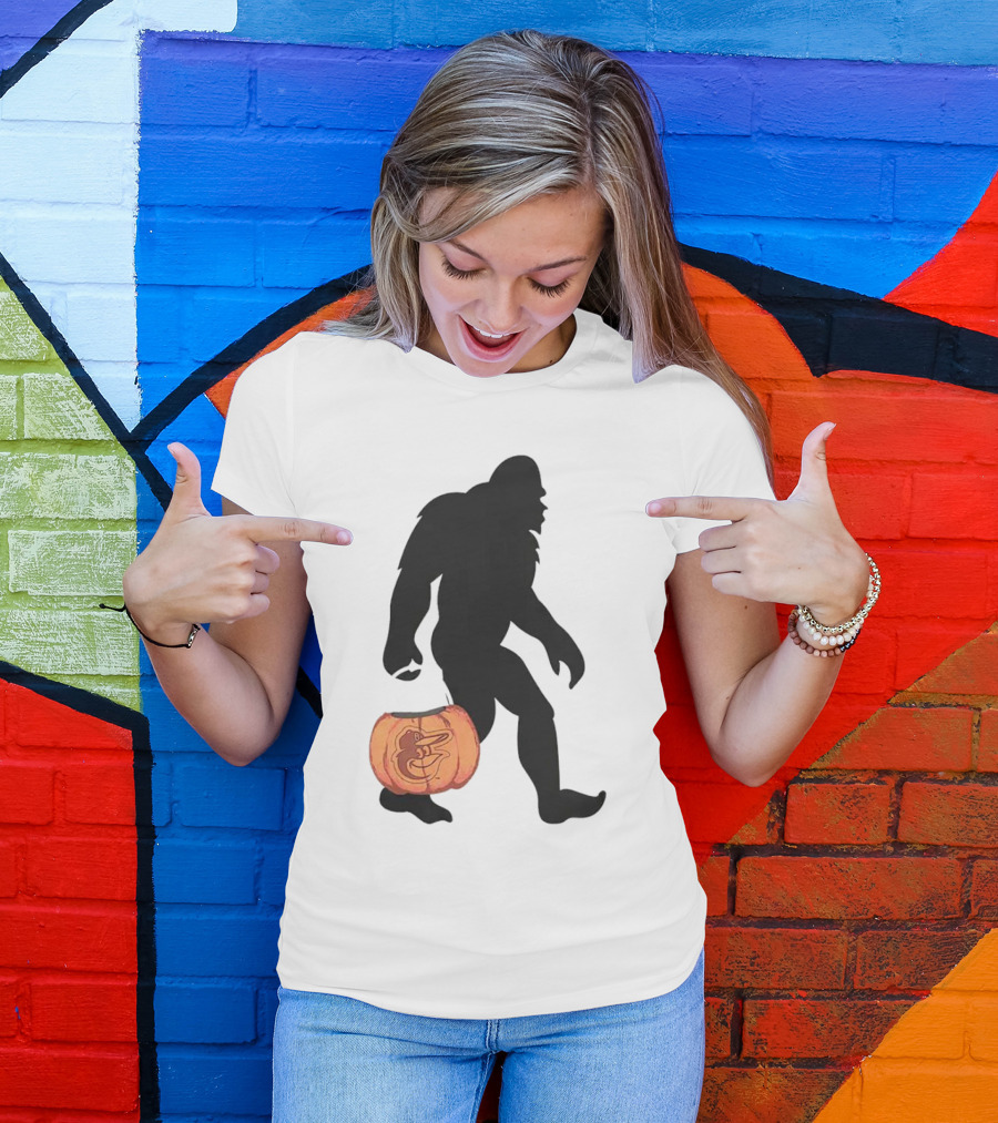 Baltimore Orioles Bigfoot Carrying Pumpkin Halloween T-Shirt
