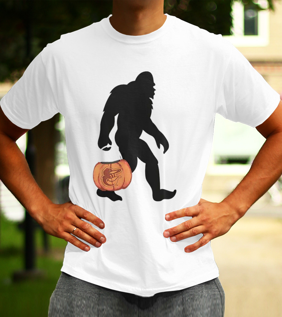 Baltimore Orioles Bigfoot Carrying Pumpkin Halloween T-Shirt