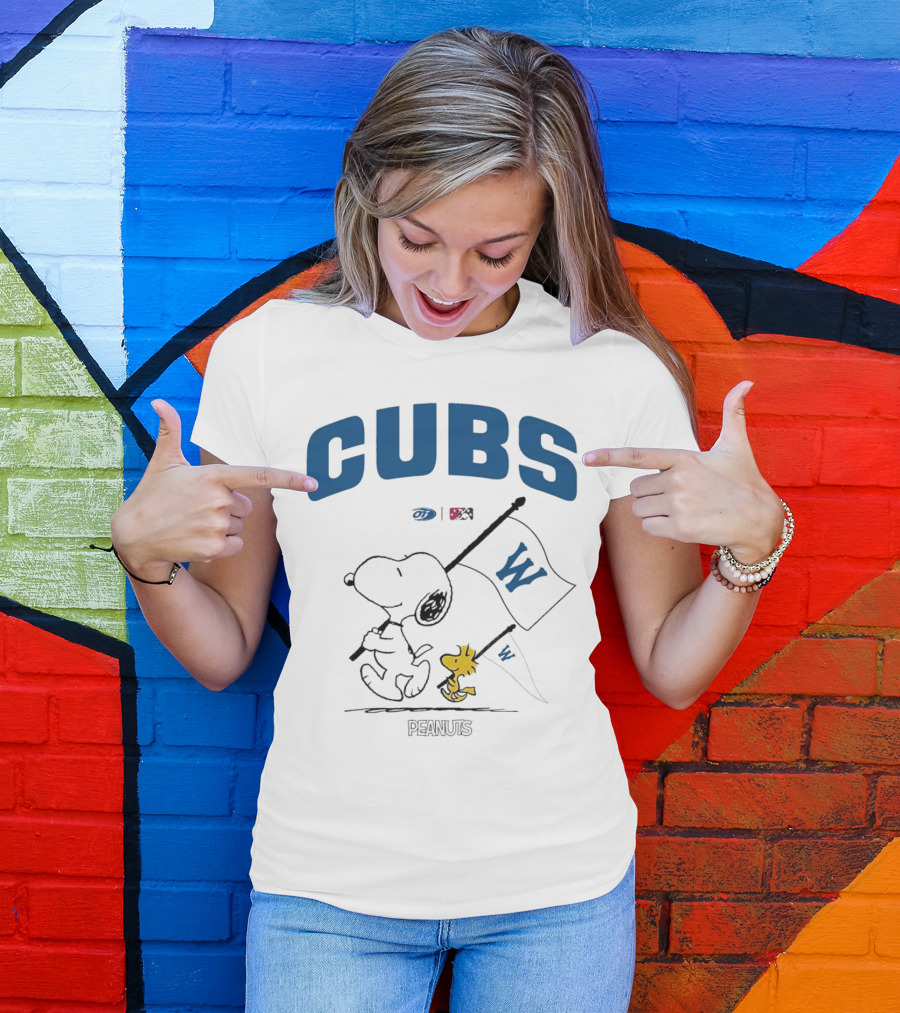 Peanuts Snoopy Woodstock Cubs W Flag T-Shirt