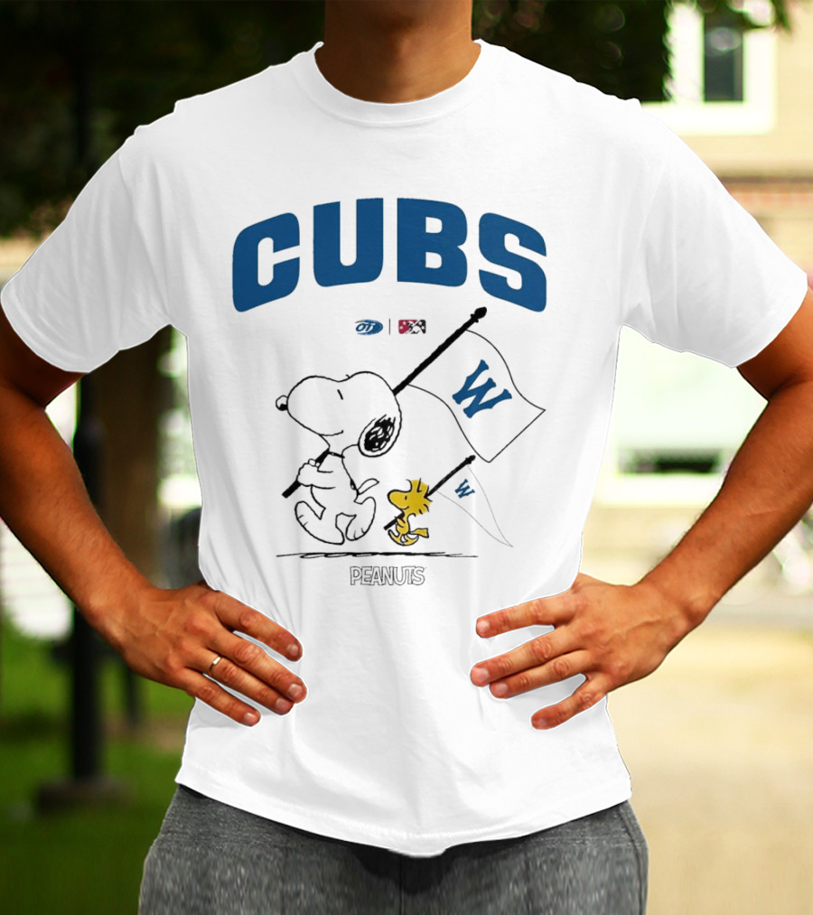 Peanuts Snoopy Woodstock Cubs W Flag T-Shirt