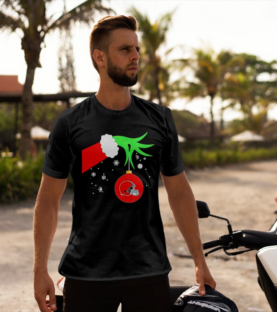 The Grinch Holding Cleveland Browns Ornament With Snowflakes T-Shirt