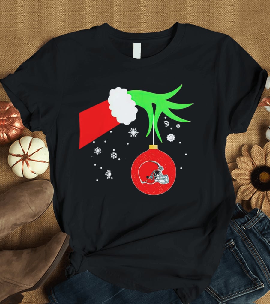 The Grinch Holding Cleveland Browns Ornament With Snowflakes T-Shirt