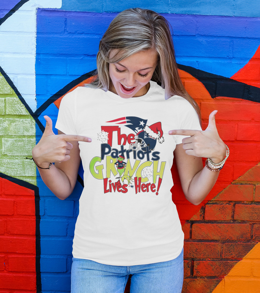 The New England Patriots Grinch Lives Here Christmas Santa Hat T-Shirt