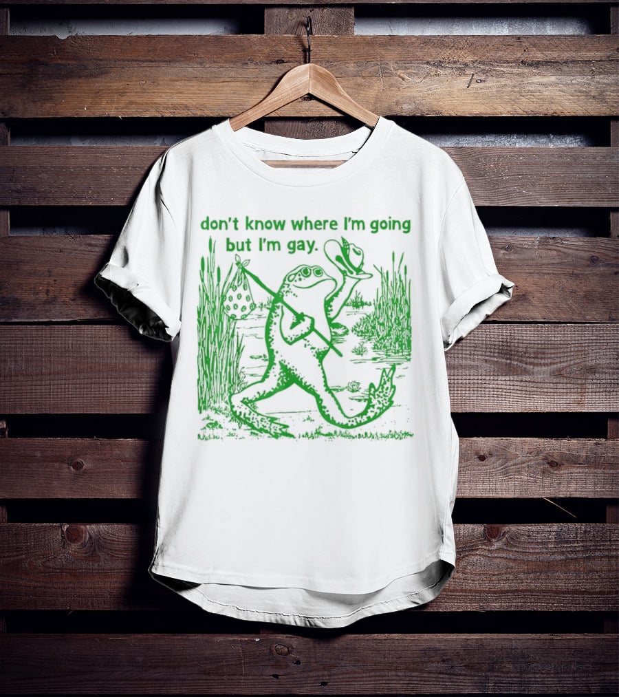 Don't Know Where I'm Going But I'm Gay Frog Carrying Bag And Hat In Nature Scene T-Shirt