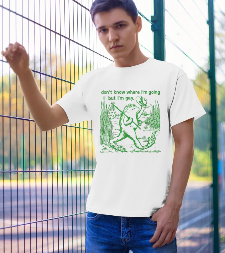 Don't Know Where I'm Going But I'm Gay Frog Carrying Bag And Hat In Nature Scene T-Shirt