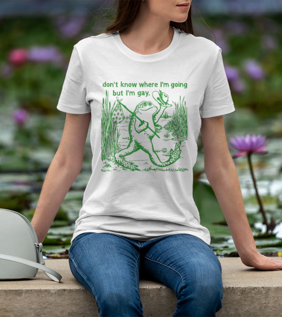 Don't Know Where I'm Going But I'm Gay Frog Carrying Bag And Hat In Nature Scene T-Shirt