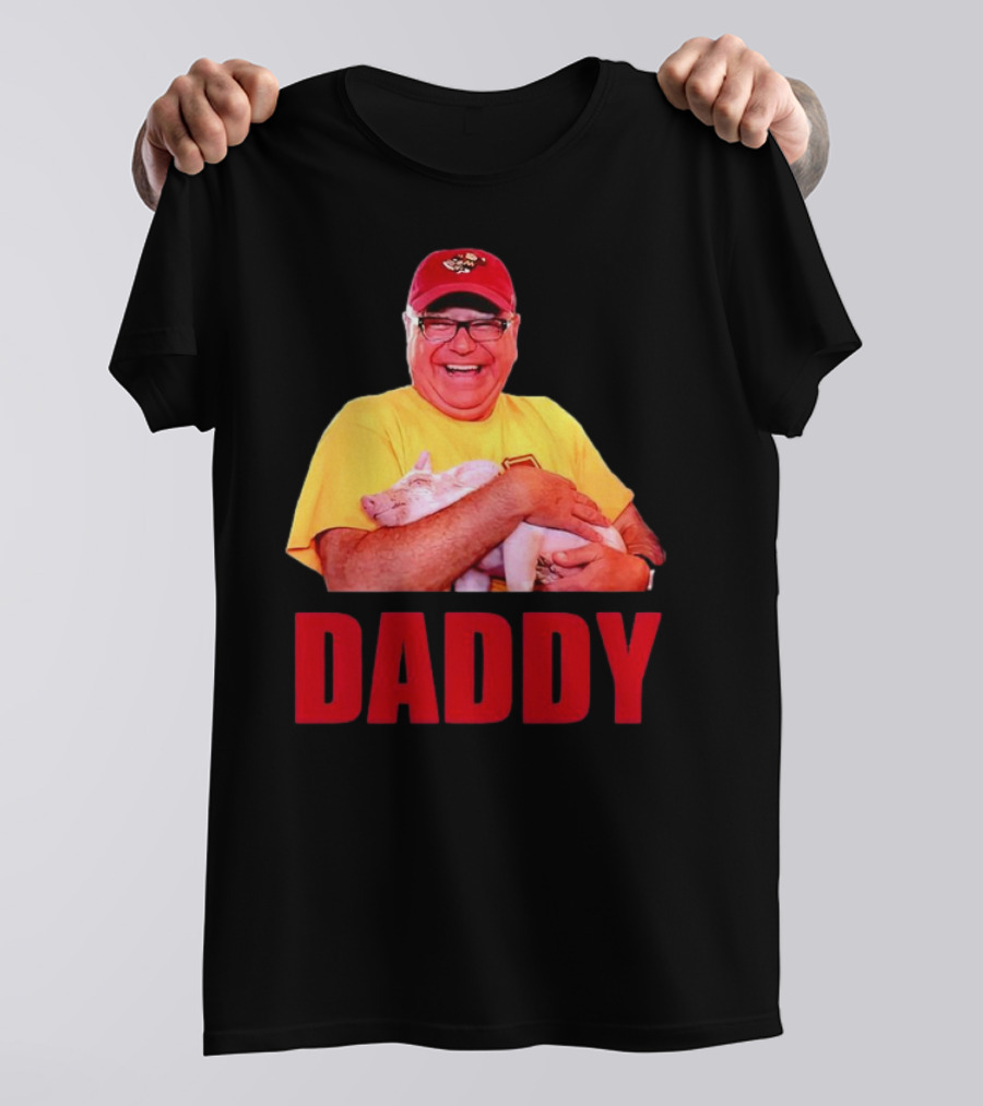 DADDY Hugging Pig Tim Walz Cap T-Shirt