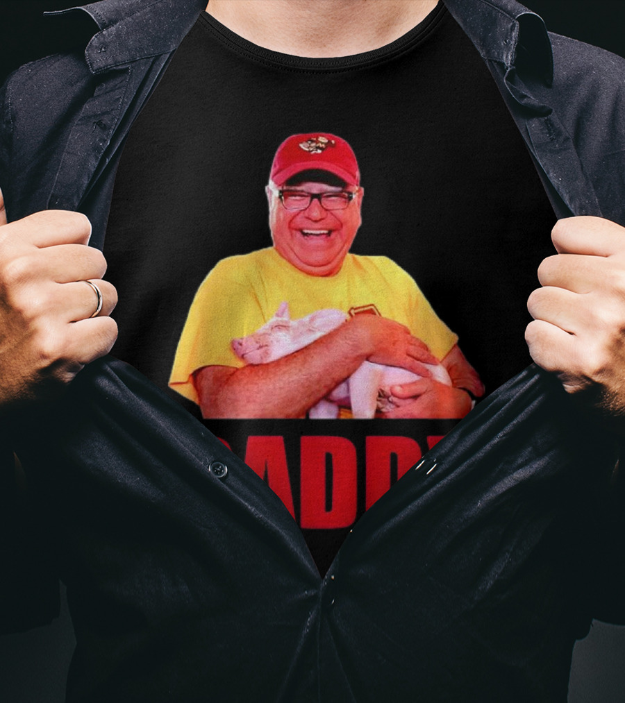 DADDY Hugging Pig Tim Walz Cap T-Shirt