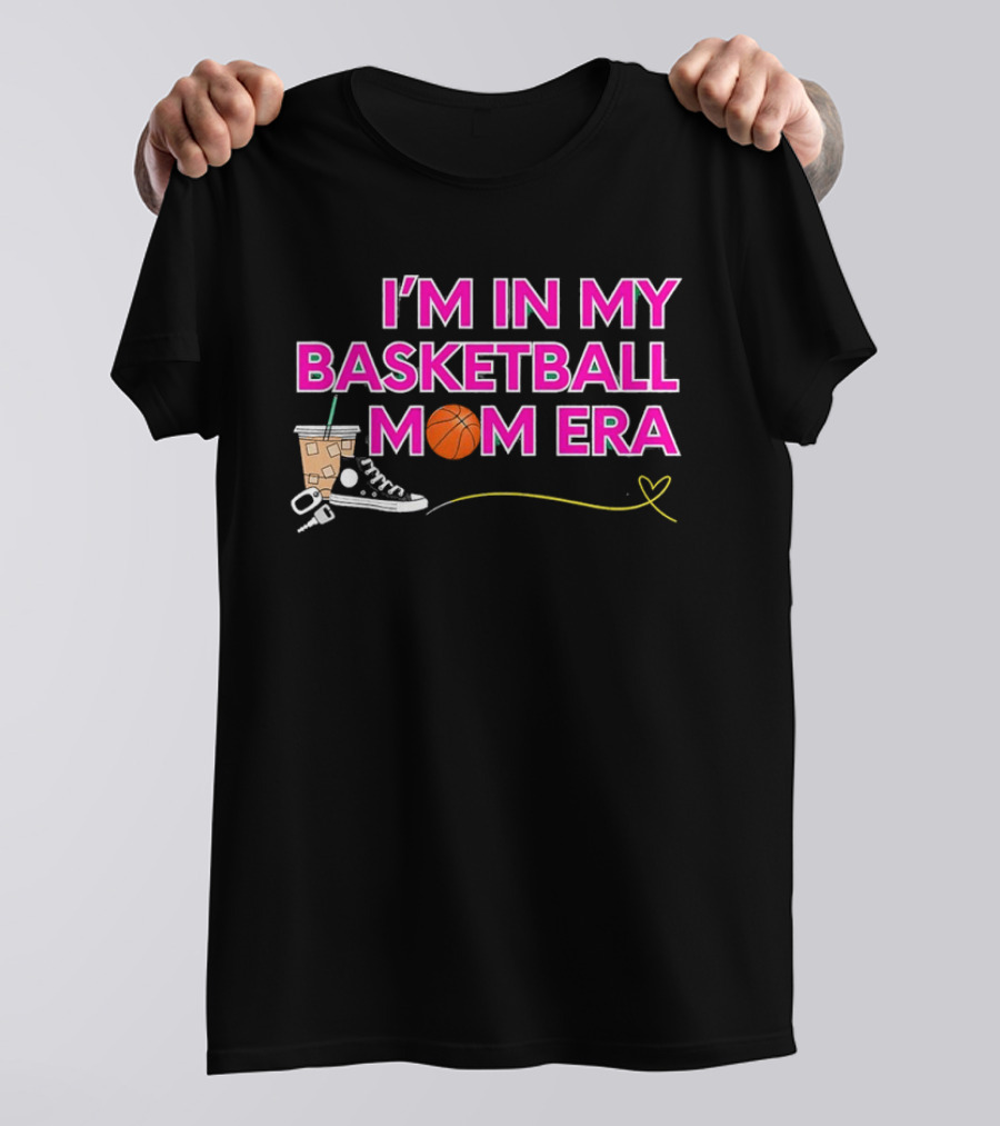 I'm In My Basketball Mom Era Sneakers Coffee Schlüsselbund Herz T-Shirt