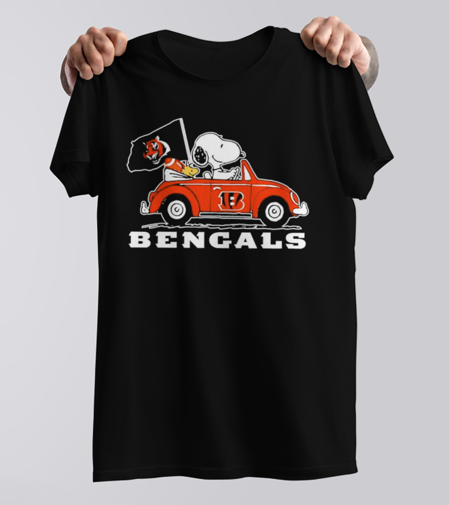 Snoopy And Woodstock Driving Cincinnati Bengals Car With Flag T-Shirt