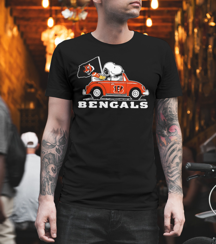 Snoopy And Woodstock Driving Cincinnati Bengals Car With Flag T-Shirt