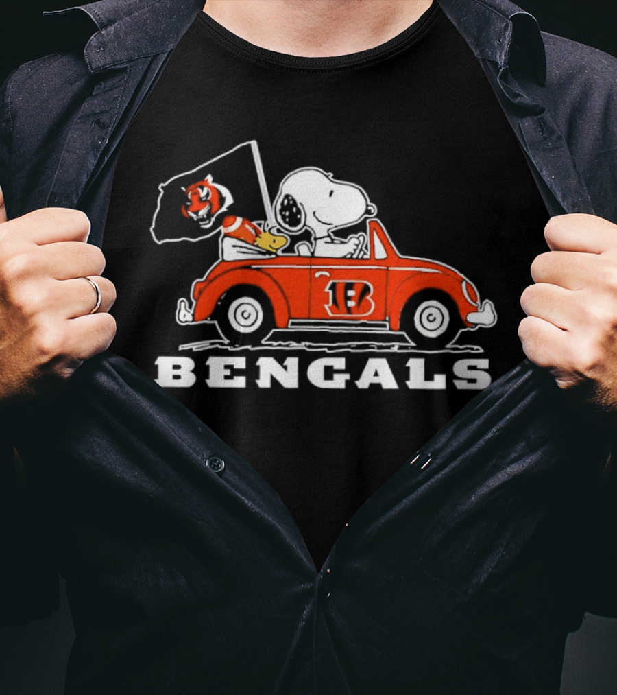 Snoopy And Woodstock Driving Cincinnati Bengals Car With Flag T-Shirt