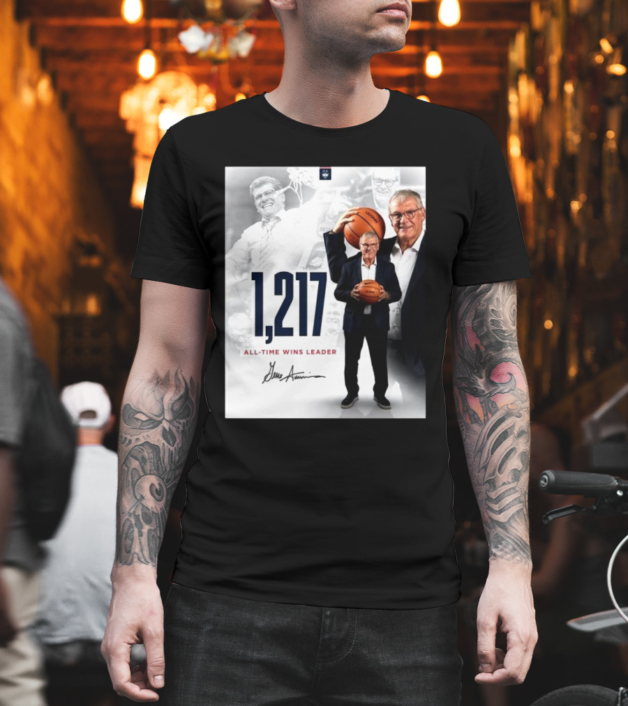 1,217 All-Time Wins Leader Geno Auriemma Signature Image T-Shirt
