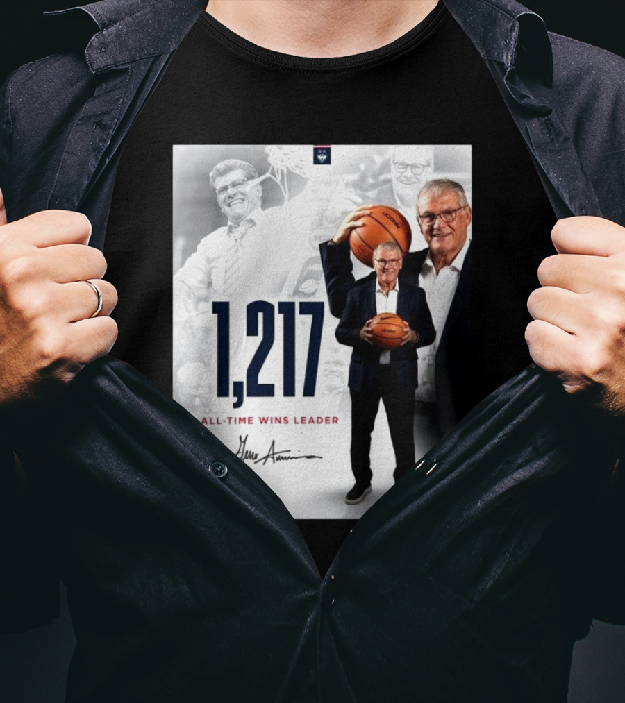 1,217 All-Time Wins Leader Geno Auriemma Signature Image T-Shirt