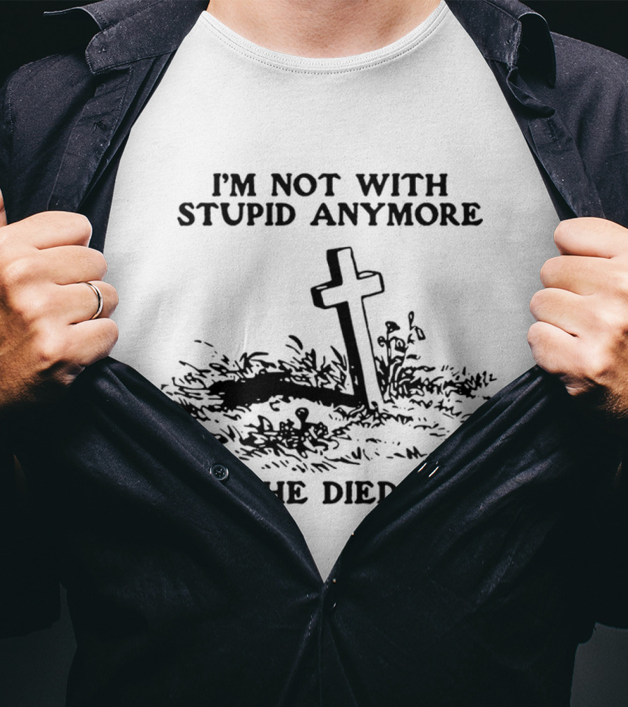 I'm Not With Stupid Anymore He Died Skull Skeleton Smoking Gesture T-Shirt