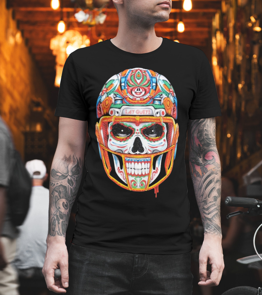 Primera De 10 ¡Ay Güey! Colorful Skull Football Helmet T-Shirt