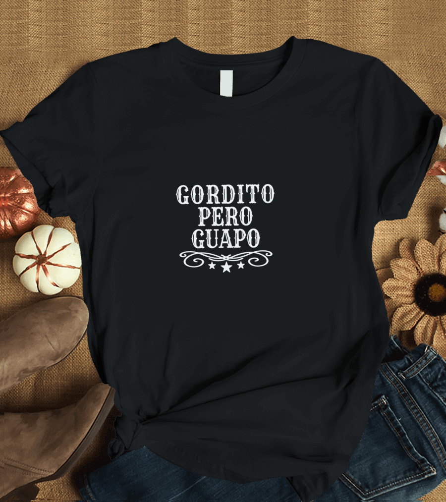 Gordito Pero Guapo Bold Western Text With Swirls And Stars T-Shirt