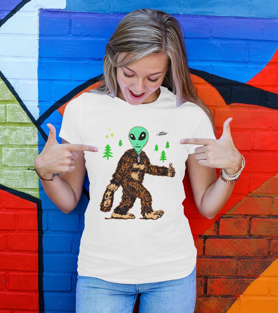 Alien Bigfoot Encounter Forest UFO Adventure T-Shirt