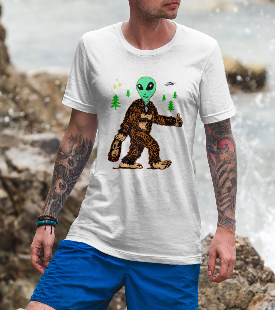 Alien Bigfoot Encounter Forest UFO Adventure T-Shirt