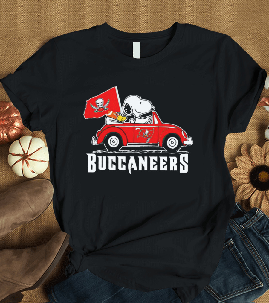 Snoopy And Woodstock In Car With Buccaneers Flag T-Shirt