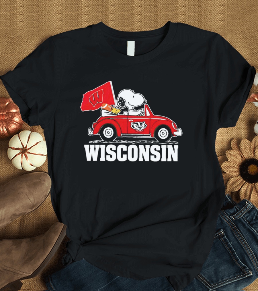Snoopy And Woodstock In Red Car With Wisconsin Flag And Wisconsin Badgers T-Shirt