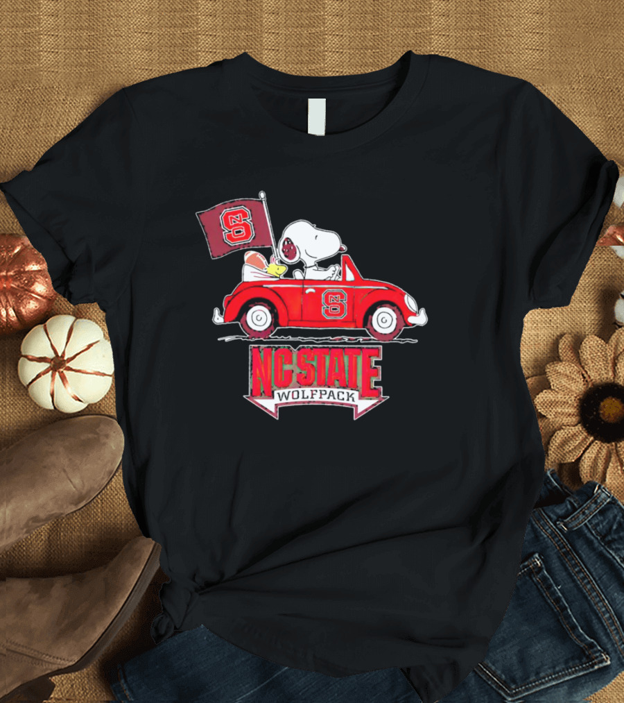 Snoopy And Woodstock Driving Car With NC State Wolfpack Flag T-Shirt