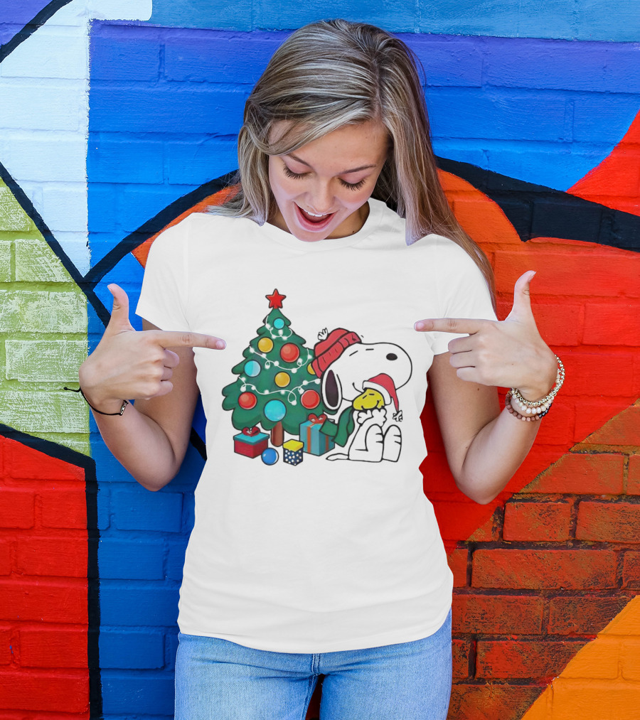 Snoopy Woodstock Christmas Tree Hug Gifts T-Shirt