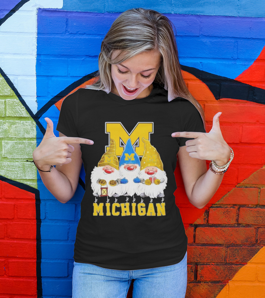 Gnomies Michigan Wolverines Christmas Festive Gnome Trio With Gifts And Lantern T-Shirt