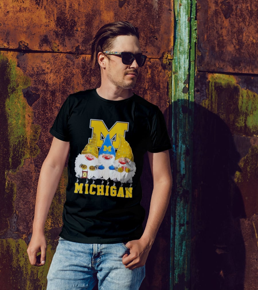 Gnomies Michigan Wolverines Christmas Festive Gnome Trio With Gifts And Lantern T-Shirt