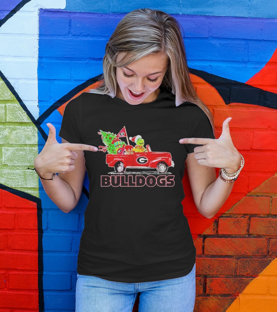 Grinch Driving Red Car With Dog Christmas Tree Gifts Georgia Bulldogs T-Shirt