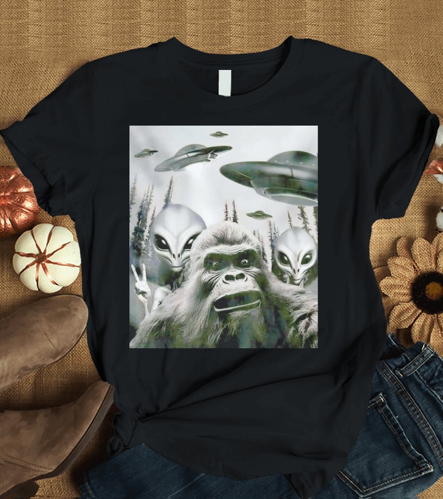 Bigfoot Aliens Selfie UFO Forest Adventure T-Shirt