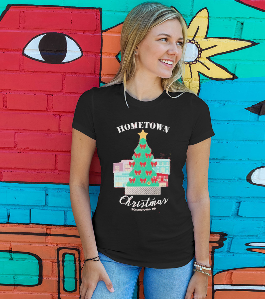 Hometown Christmas Leonardtown MD Christmas Tree With Red Bows And Star T-Shirt