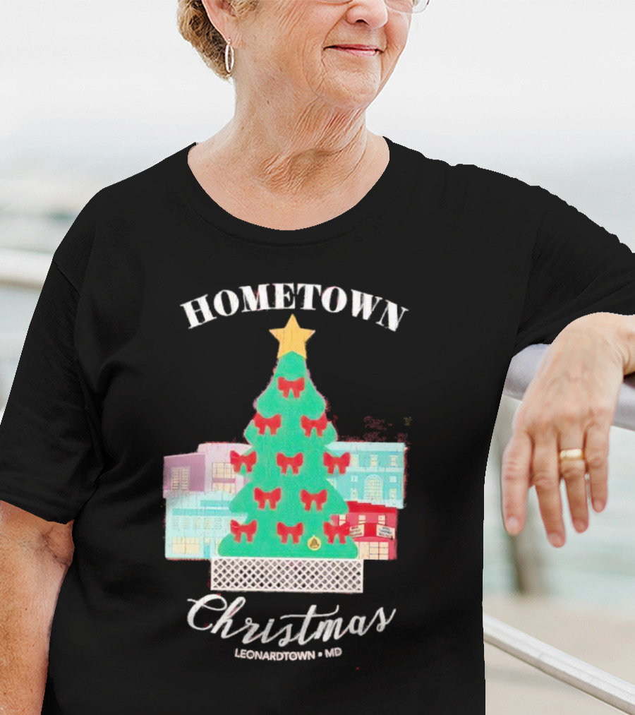 Hometown Christmas Leonardtown MD Christmas Tree With Red Bows And Star T-Shirt