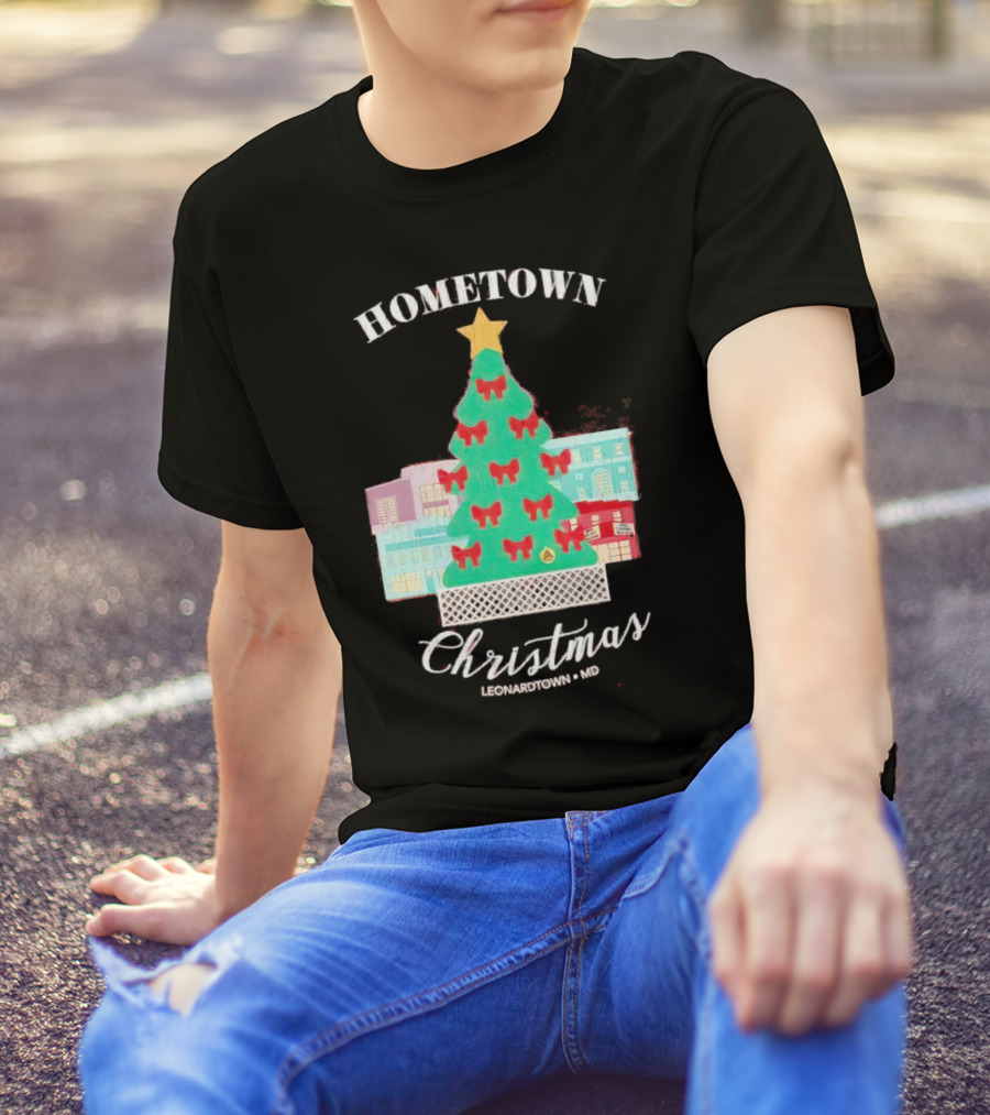 Hometown Christmas Leonardtown MD Christmas Tree With Red Bows And Star T-Shirt